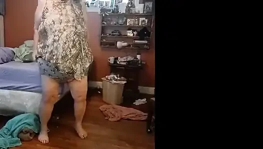 Çıplak kabarık baskılı elbiseyle giyinme