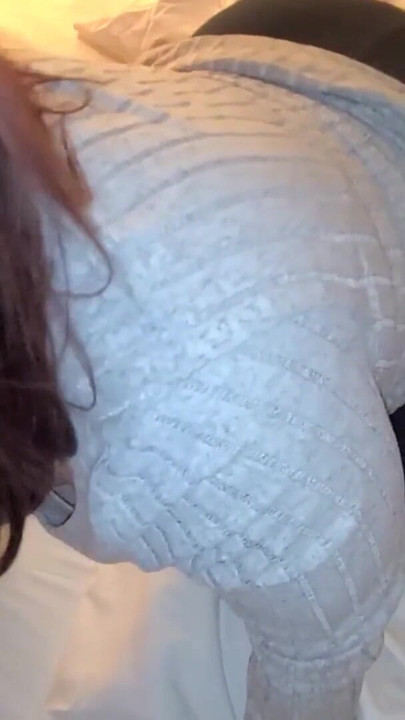 Me ofrece hacer mi día de teletrabajo en su habitación de hotel | Clip 2