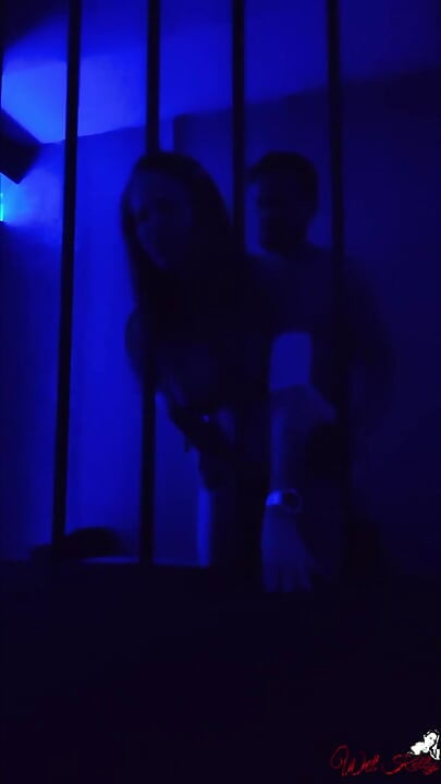 Sexo em um clube de swingers com muito esguicho e porra sobre minha buceta