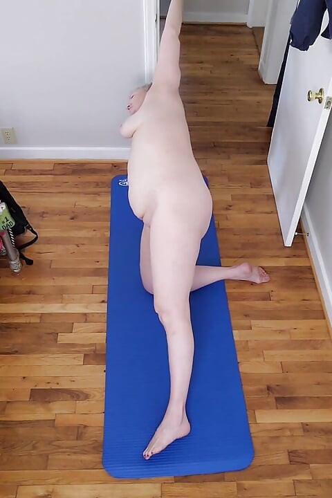 ホットなミルフBBWが裸のヨガを!