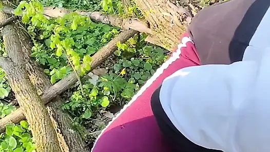In der Öffentlichkeit ein schneller blowjob im wald mit oralem sperma! Köstliche!