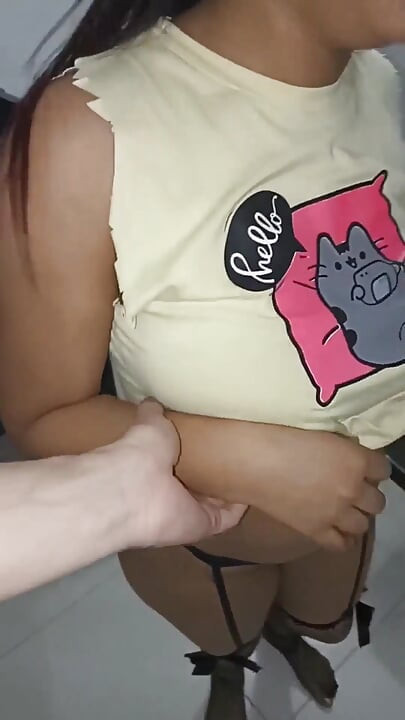 18-летняя брюнетка с большими отвисшими сиськами из Нью-Йорка, Соединенные Штаты, трахает большой хуй ее сводного брата Nosn