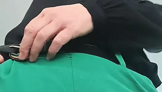 Aku lagi asik muasin memekku pakai dildo favoritku!