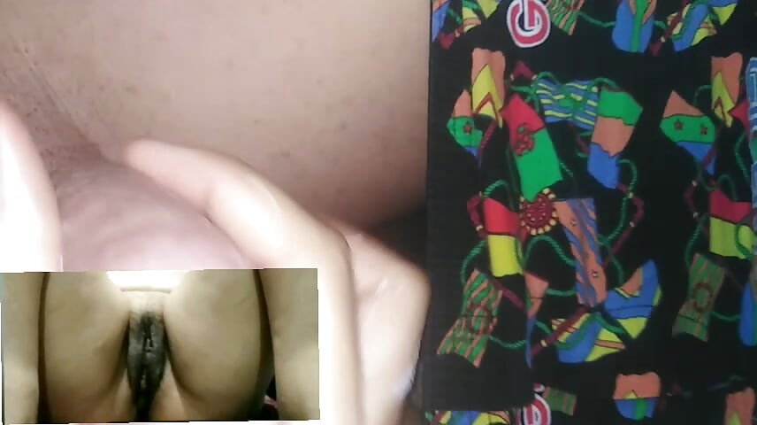 女孩在视频通话中自慰到高潮