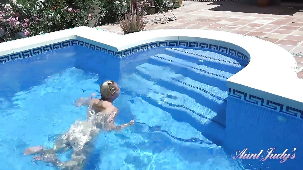 Mamă sexy Keira de 41 de ani devine obraznică lângă piscină