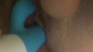 Iranisches Mädchen hat einen Orgasmus mit 2 Dildos und pinkelt am Ende