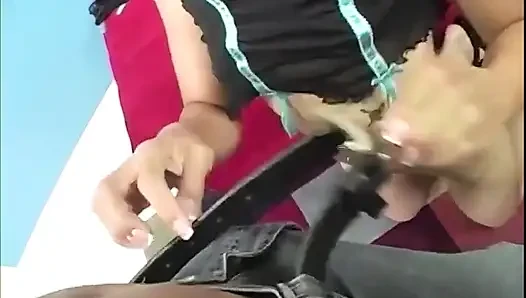 Amateur brünette in pOV von riesigem schwanz gefickt