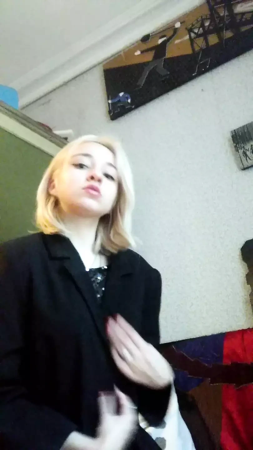 在家温柔迷人的脱衣舞