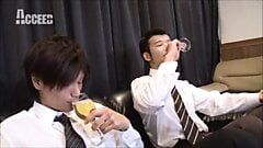 Японские парни пьют писсинг