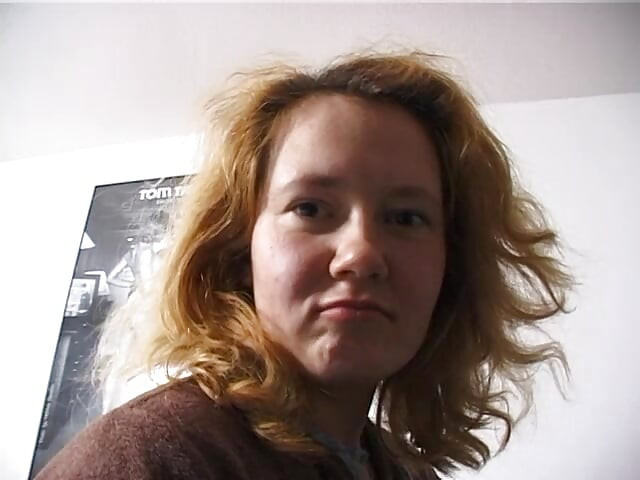 Chica rubia peluda chupa la polla del tipo en el casting en primer plano