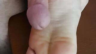 Creamed my wrinkled feet soles with cum