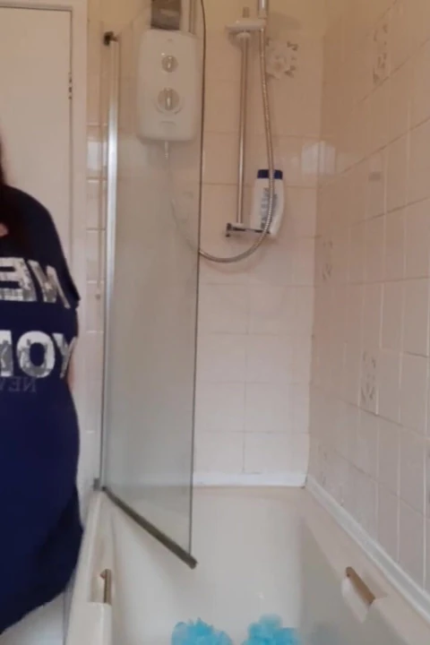 超级肥胖的女郎肚子和身体摇晃