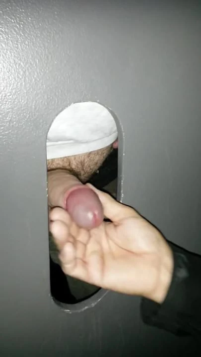 Ich wichs am Gloryhole