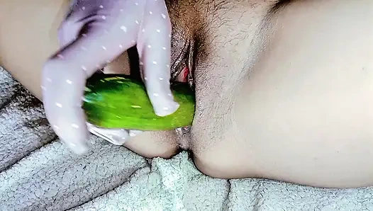 Bella Khalifa orgazm için beslenmek için etli aç amına 8 inç uzunluğunda salatalık sokuyor