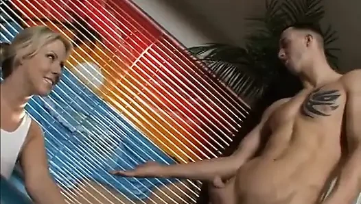 Vollbusige blondine bekommt ihre muschi von einem tätowierten typen mit hartem schwanz geküsst und geritten