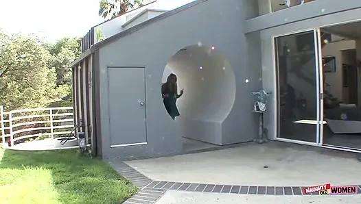 Две нежные девушки целуются, трогают и трахают друг друга в удивительной лесбийской секс-сцене