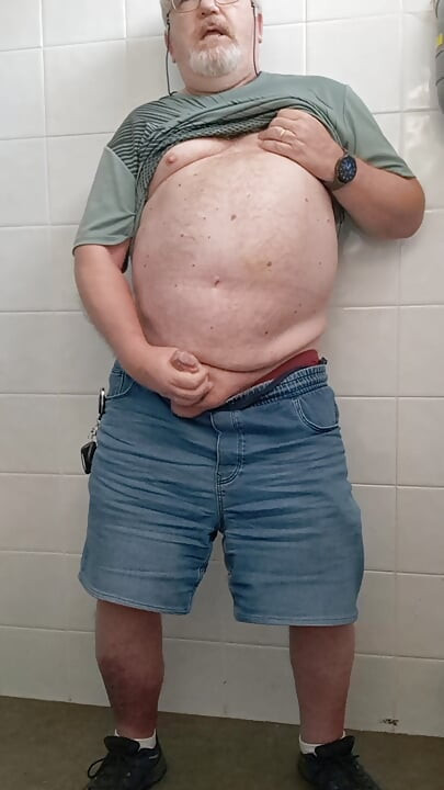 Kleiner handjob in der toilette
