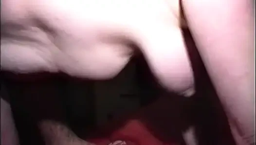 Милфа в маске обожает большой волосатый член в заднице