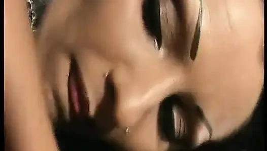 Esmer Alman genç erkek avcısı bağlanıyor ve oyuncaklar ve kalın yarakla sikiliyor