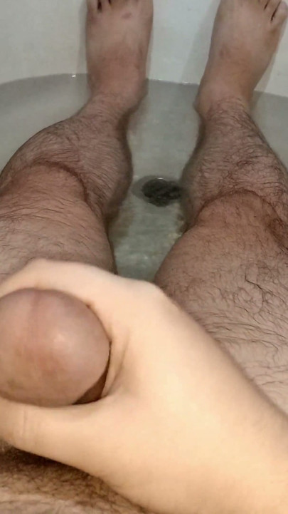 Cewek sange ini ngocok kontol sampai belepotan di kamar mandi!