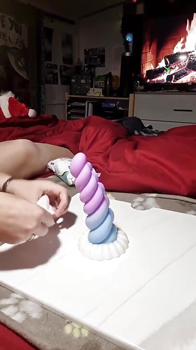 Tante super semok ini lagi asik ngentot dildo sampai lubangnya menganga lebar