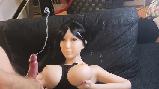 Siyah elbiseli gerçekçi seks bebeği CumMovie sonunda bir kez daha yüze büyük boşalma.
