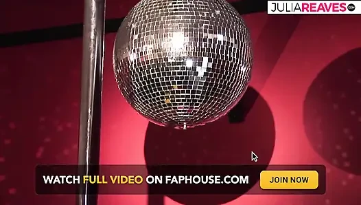 Seksi kızlar uzun dildolarla sikişmeden önce birbirlerinin amlarını yalıyor