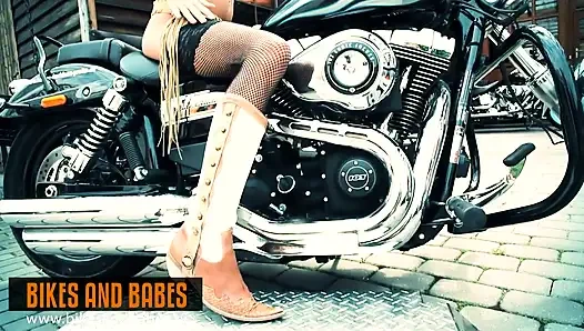 Lea Tyron - bisikletler ve hatunlar tv seksi videolar