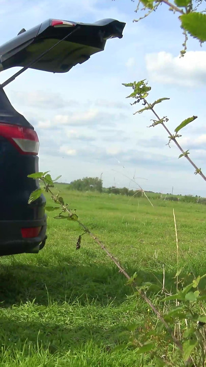 Orta yaşlı seksi kadın güzel Julia North anal döllenmeyi tercih ediyor | Kamera arkası