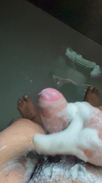 玩弄性感的鸡巴并享受