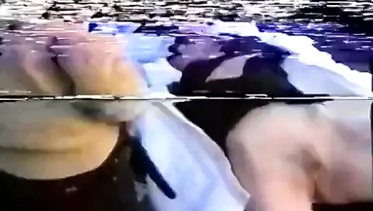 Pasangan kekasih ini ngentot di kursi belakang taksi!