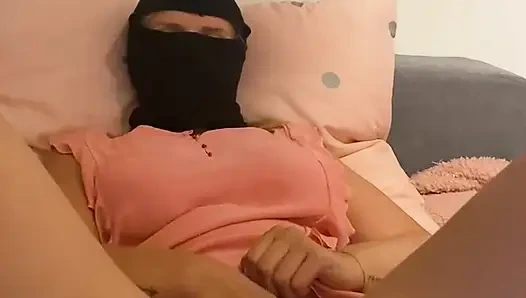 ANNA заставляю себя на кровати с киской