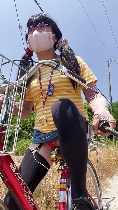 No. 228 Peeing in Split-crotch Shorts