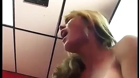 Hübsche schwanzlutschende hure, wie eine cheerleaderin gekleidet, wird mit schwanz gestopft
