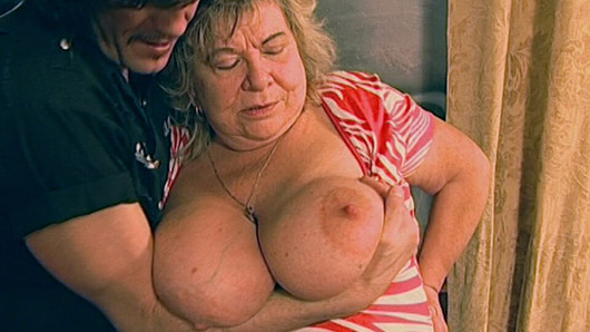 ¡La abuela con tetas gigantes hace que los jóvenes se corran demasiado pronto!