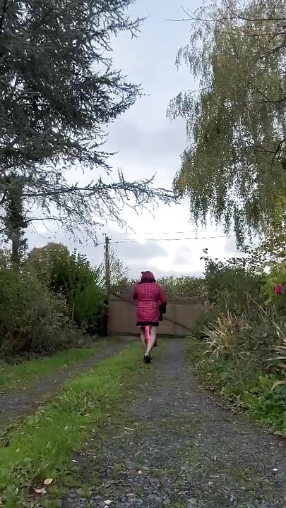 Odjevena u novu crveno-crnu haljinu za večer