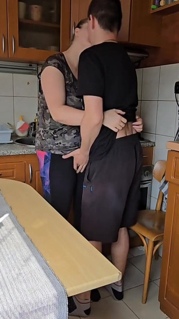 Detik kuat dari "isteri sedang membersihkan dapur ... Tetapi saya Mempunyai Sesuatu Yang Lebih Dirtier Dalam Fikiran"