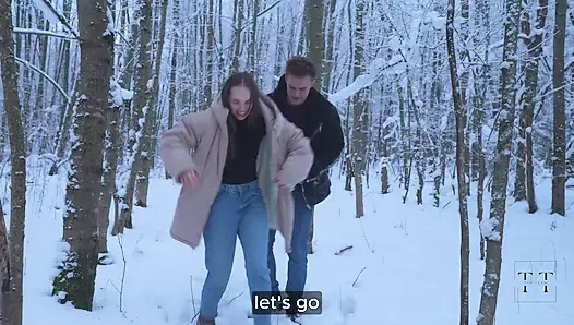 Während eines schönen Spaziergangs im Winterwald wurde meine muschi bis zum Limit des 4K HD Tim Teams gefüllt