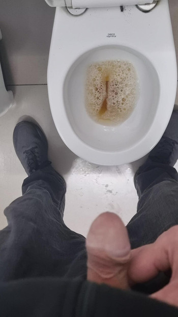 在公共厕所