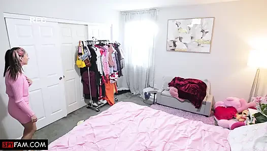 Üvey erkek kardeş antrenmanı için Isabella'nın amını kullanıyor