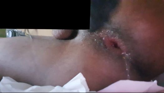 Chico adolescente negro destruye su culo con juguete vibrador