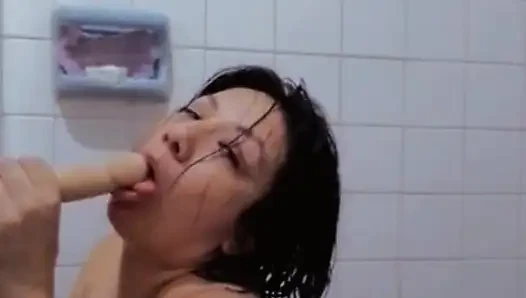 Playing with Dulceivanka in the bathroom
