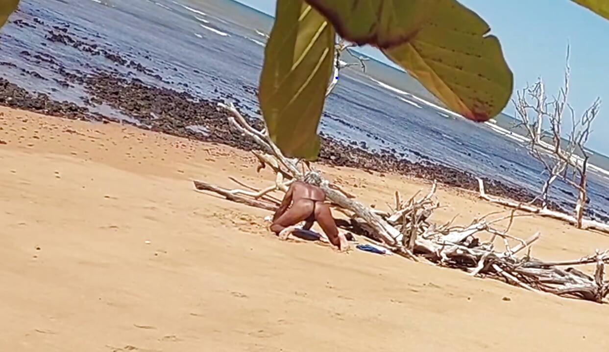 Ladysilva was filmed hiding tanning her hot ass on the beach