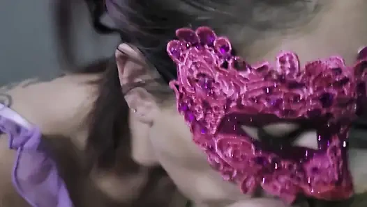 Tante nakal dengan topeng pink lagi asik nyepong kontol sambil telan sperma