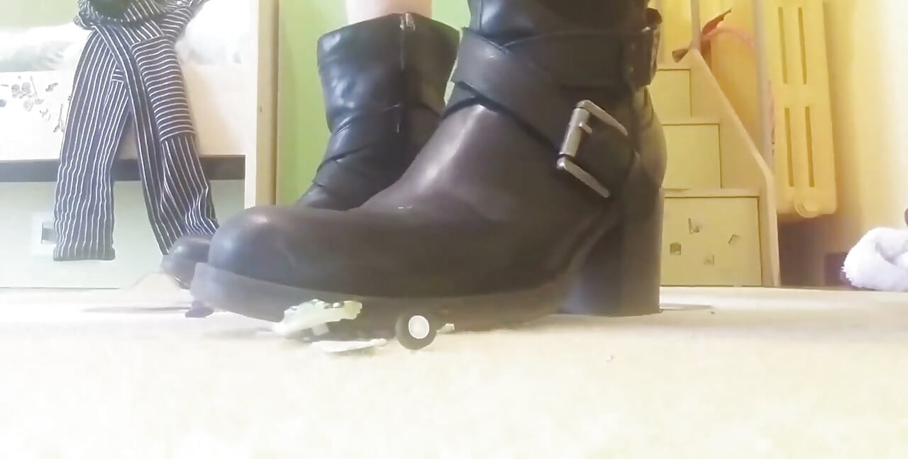 Uma amante impiedosa destrói tudo debaixo das botas