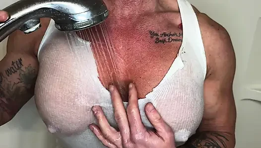 Shower Flex fantasy: Kandy biegt sich und reißt ihr tank top