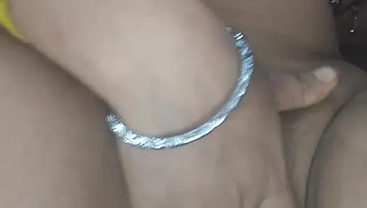 Desi bhabhi meraba dirinya sendiri