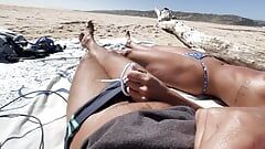 Thổi kèn trên một bãi biển khỏa thân ...