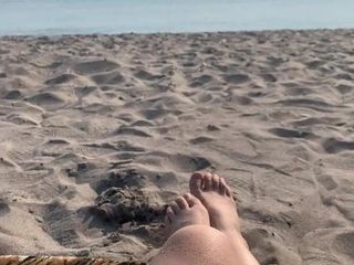 Бритая моллюск с видом на пляж