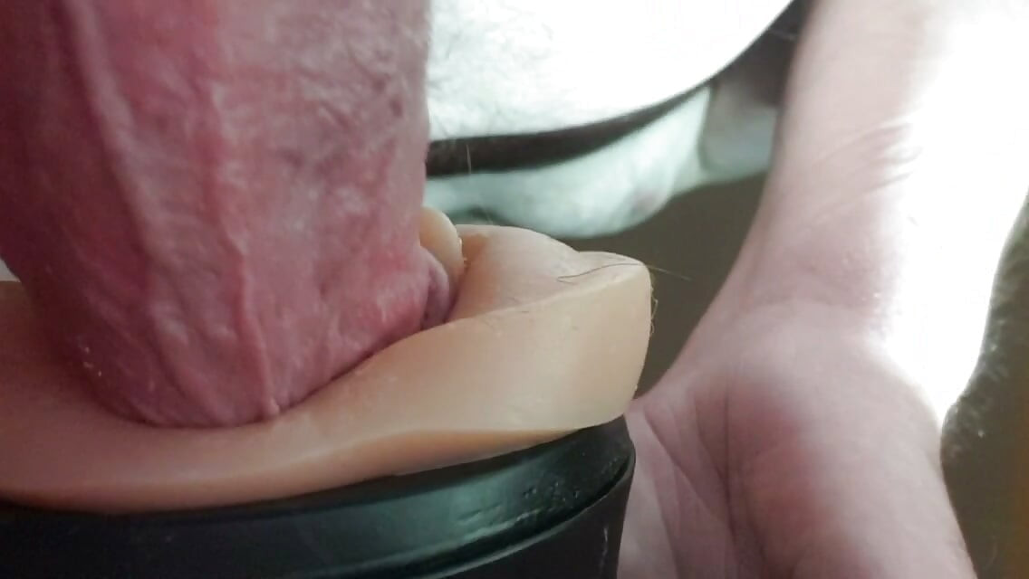 আমি আমার Fleshlight-এ চোদাচ্ছি যেটাতে আগে আমার লোড ফেলেছিলাম